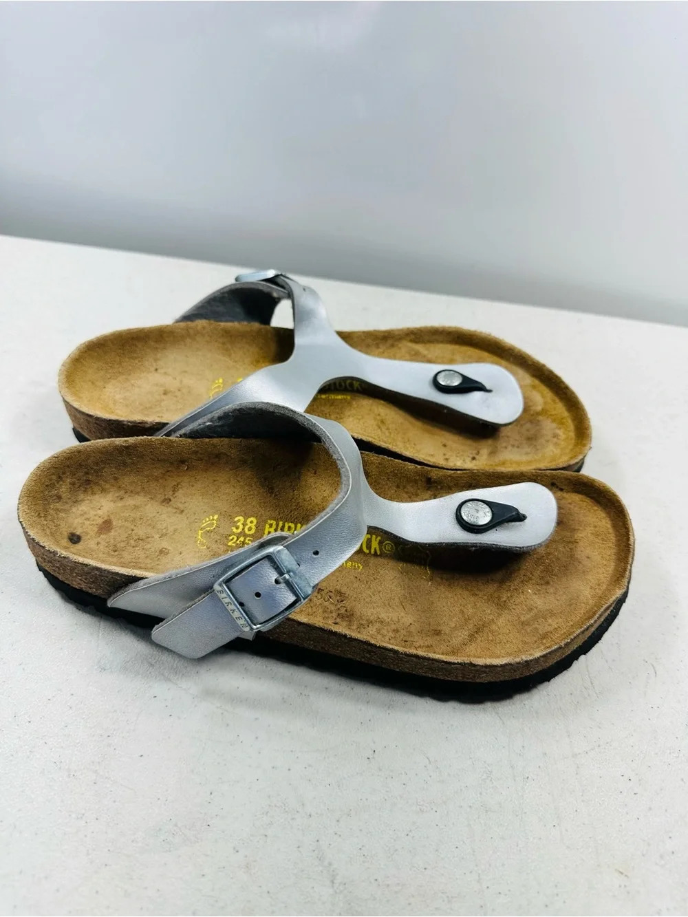Birkenstock Women's 37/US 7Gizeh Flip-Flops Thong Sandals Silver Leather Nice! - Picture 3 of 6